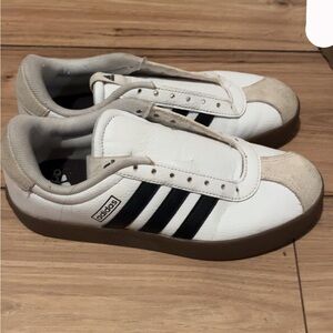 Adidas Men's White and Black Casual Sneakers